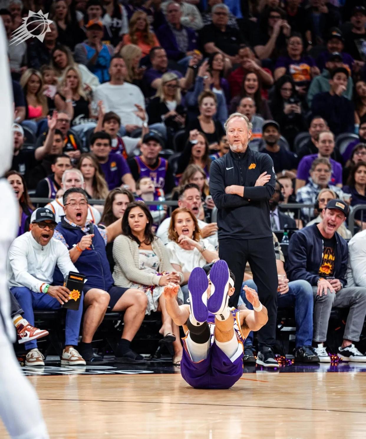 三分绝杀球员荣耀回归，全场球迷欢呼雀跃的简单介绍