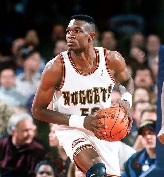 篮球巨星突然宣布退役，球迷措手不及